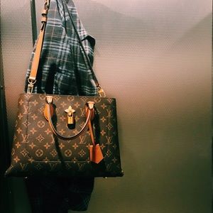 Louis Vuitton Bags - Authentic LV Monogram Carmel Flower Tote Louis Vuitton Bags - Authentic LV Monogram Carmel Flower Tote